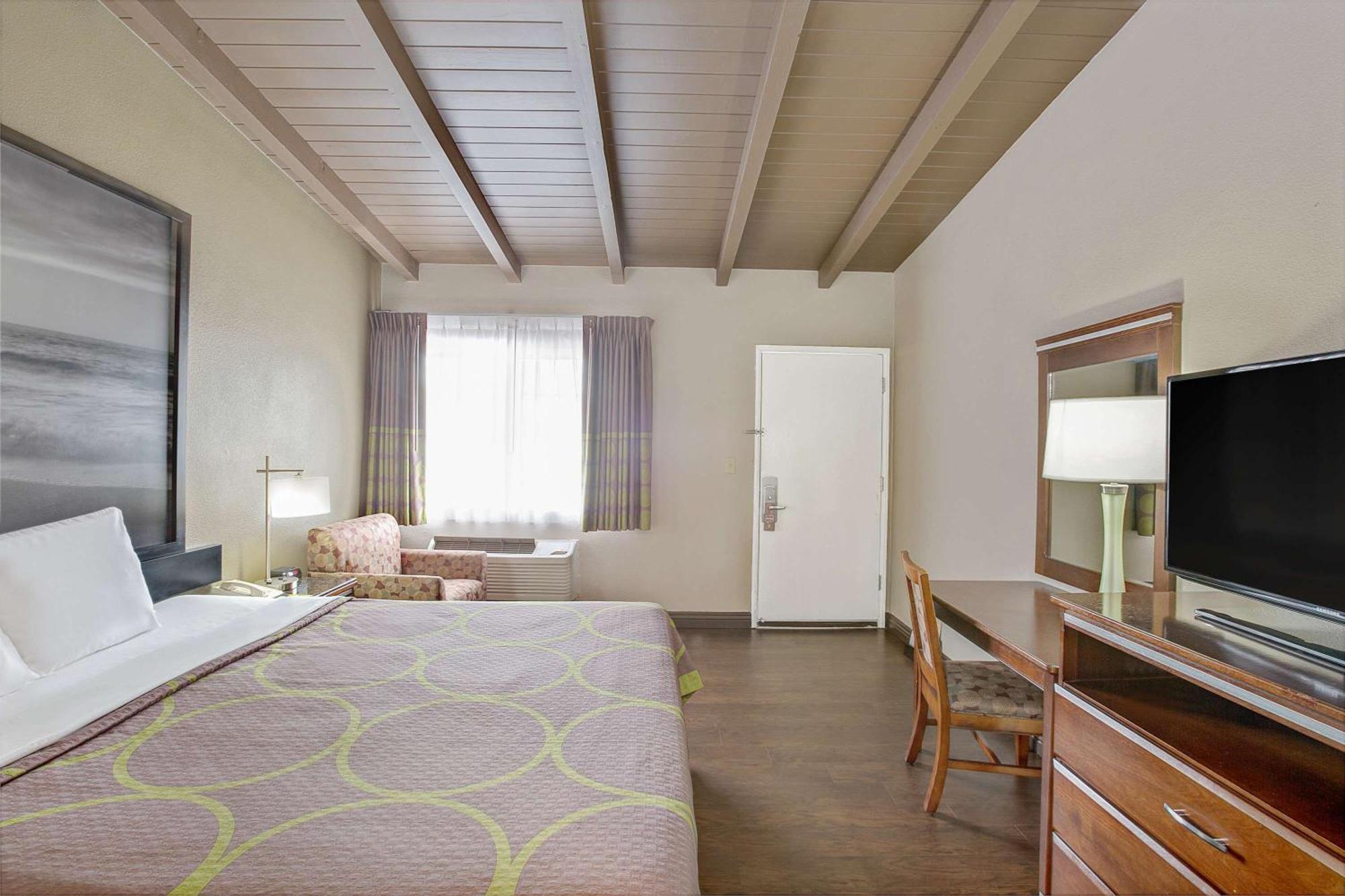 Super 8 By Wyndham Los Angeles-Culver City Area — Photos 3